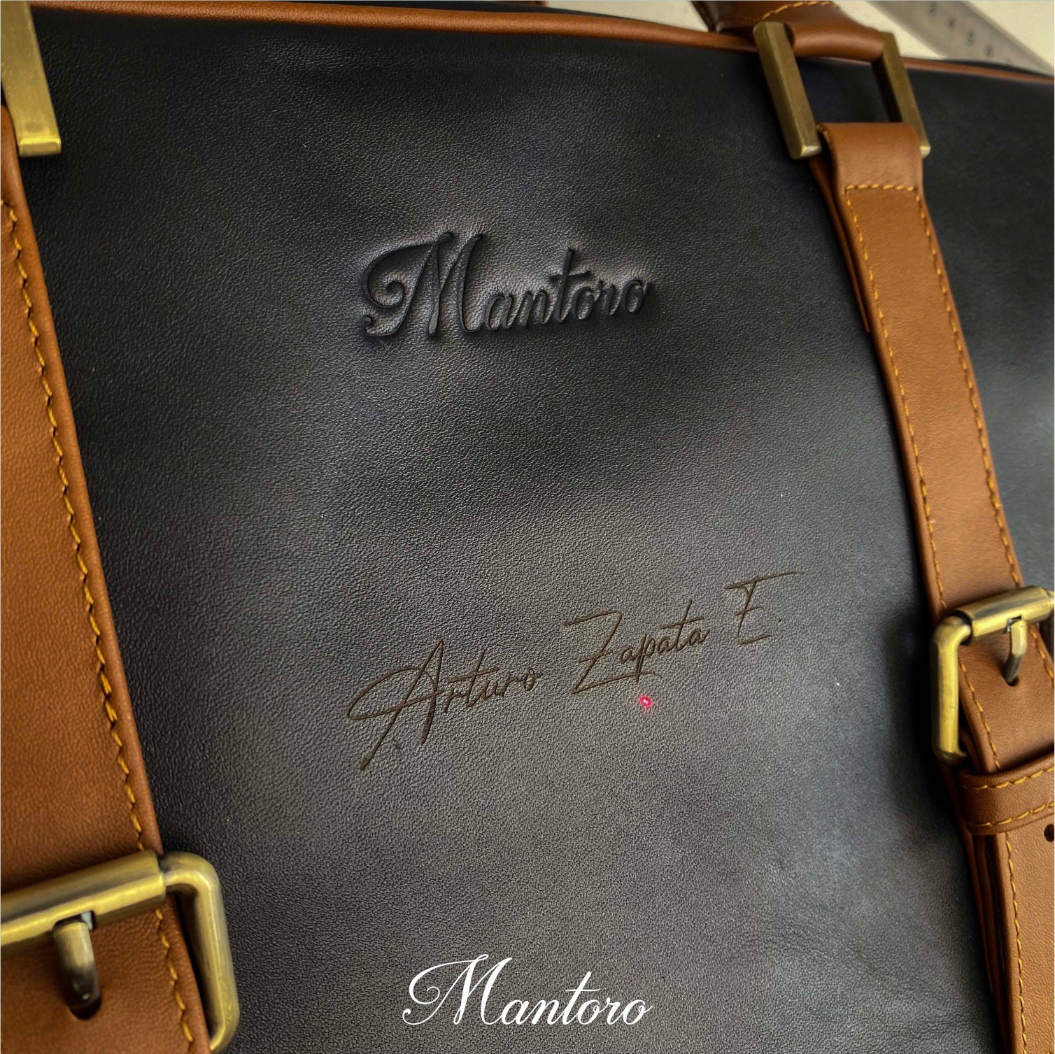 Maletín vintage 100% cuero vacuno Mantoro color azul con camel– detalle grabado