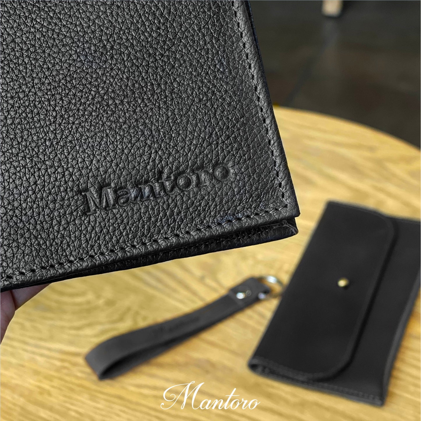 Pack de cuero pasaporte negro, llavero cuero negro y funda lentes negro