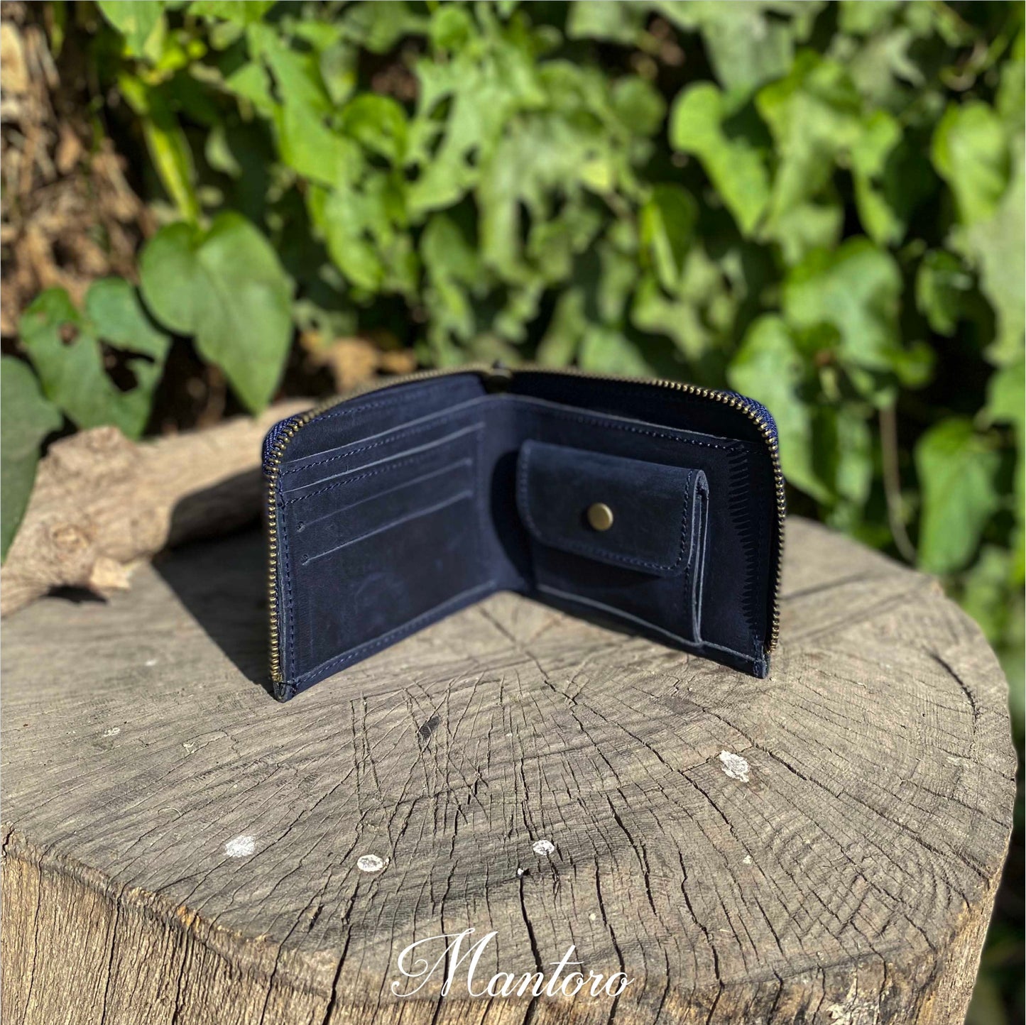 billetera abierta azul de cuero rustico para hombre