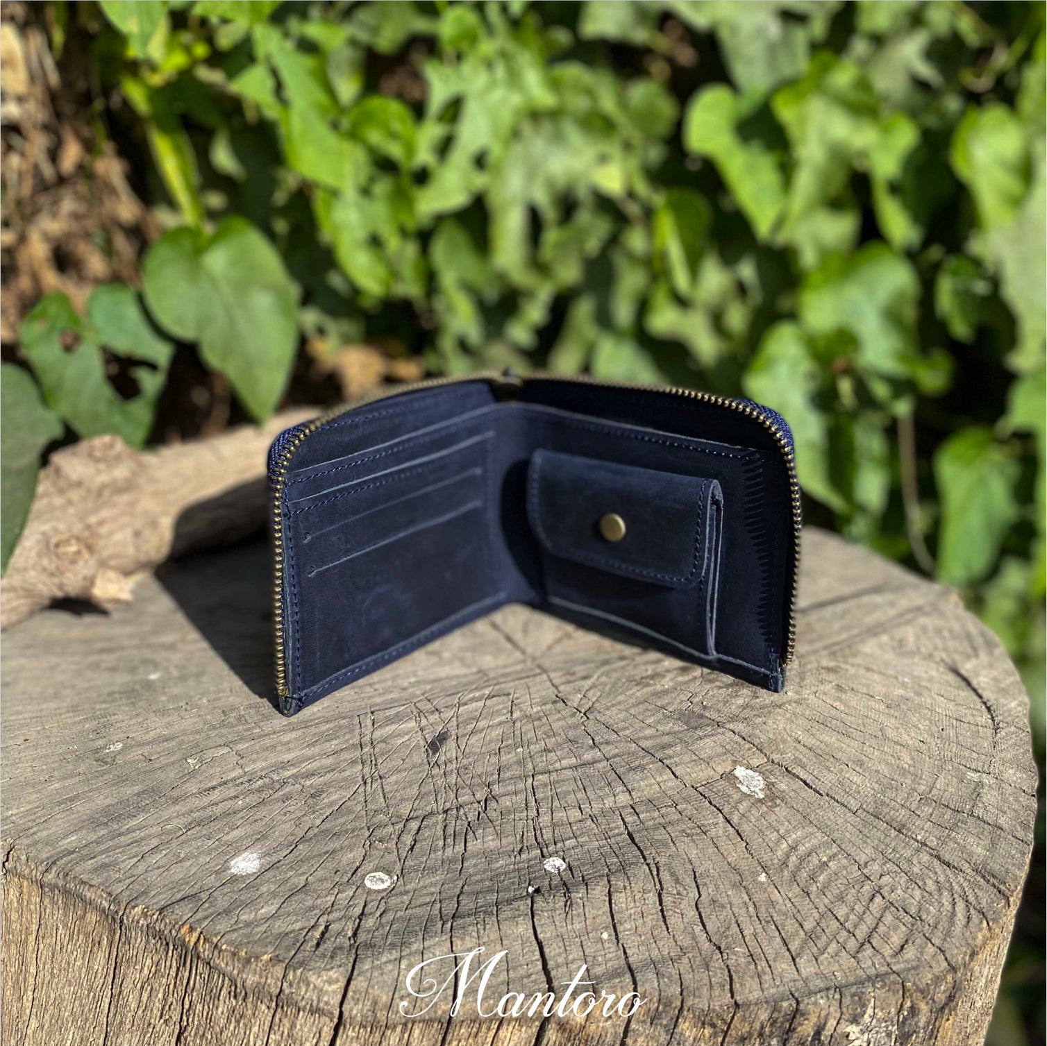 billetera abierta azul de cuero rustico para hombre
