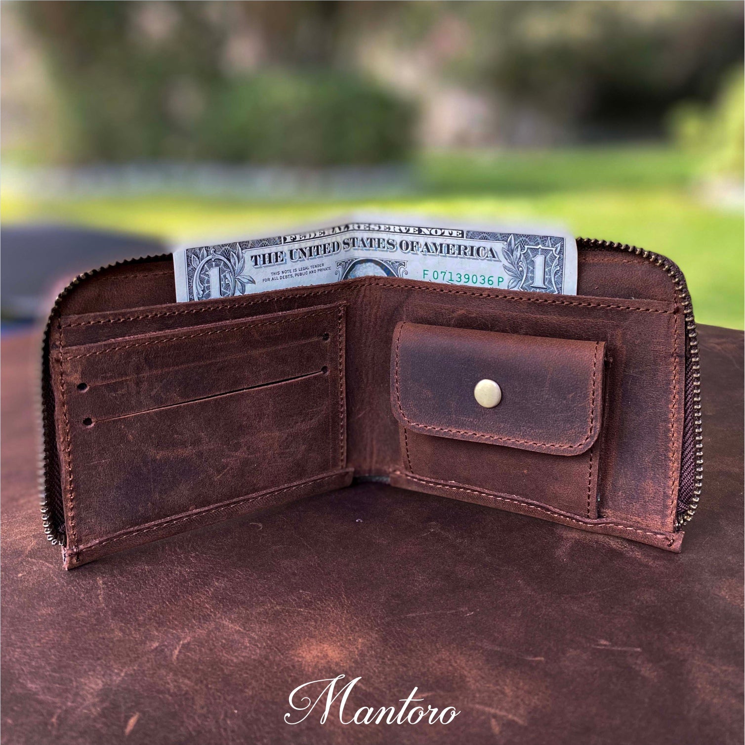 billetera abierta marrón de cuero rustico para hombre